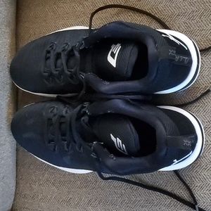 JORDANS MENS SIZE 10.5 BLACK AND WHITE